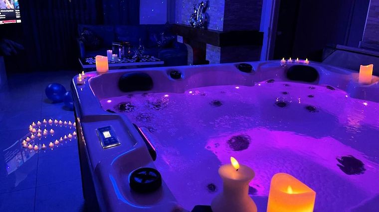 Zes chef Telemacos GALAXY SPA - SUITE NEPTUNE AVEC JACUZZI ET SAUNA PRIVATIF CHAMPIGNEULLES  (France) - from US$ 289 | BOOKED